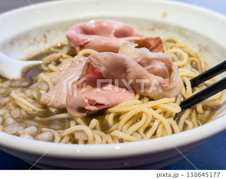 玉ねぎのみじん切りとチャーシューをトッピングした煮干しラーメン。 玉ねぎのみじん切りとチャーシューをトッピングした煮干しラーメン。 138645177