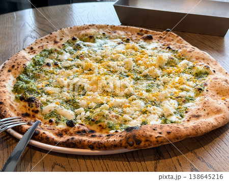 丸いピザ。ジェノベーゼとゆで卵とチーズをトッピング。 138645216