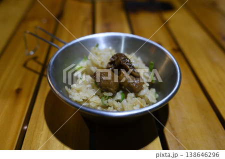 キャンプで牡蠣のしぐれ煮を使った炊き込みご飯 138646296