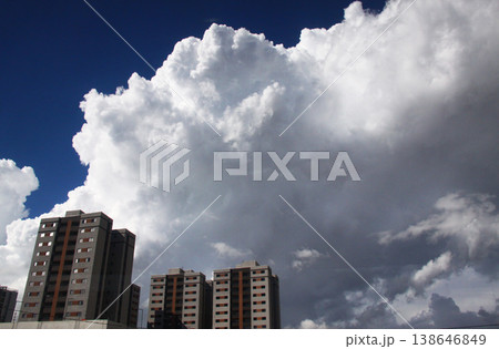 サンパウロ州の夏の雲とビル サンパウロ州の夏の雲とビル 138646849
