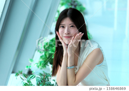 しゃがんで振り返るノースリーブの若い女性 しゃがんで振り返るノースリーブの若い女性 138646869