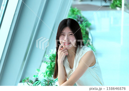 しゃがんで振り返るノースリーブの若い女性 しゃがんで振り返るノースリーブの若い女性 138646876