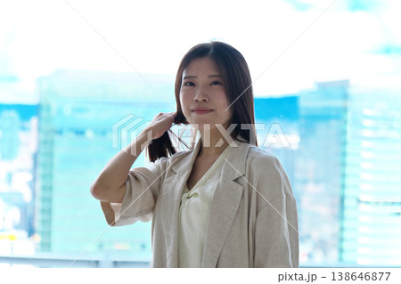 しゃがんで振り返るノースリーブの若い女性 しゃがんで振り返るノースリーブの若い女性 138646877