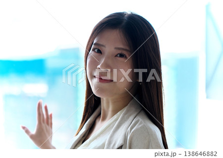 しゃがんで振り返るノースリーブの若い女性 しゃがんで振り返るノースリーブの若い女性 138646882