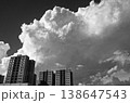 サンパウロ州の夏の雲とビル　モノクロ 138647543