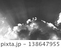 サンパウロの夏の雲と太陽光線　モノクロ 138647955