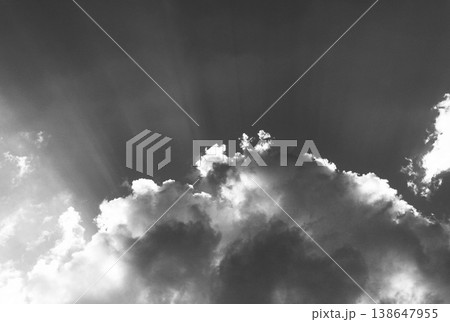 サンパウロの夏の雲と太陽光線 モノクロ サンパウロの夏の雲と太陽光線 モノクロ 138647955
