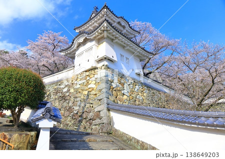【兵庫県】満開の桜と龍野城の隅櫓 138649203