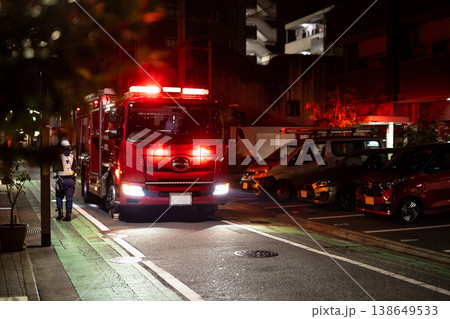 深夜のボヤ騒ぎで出動した消防車　夜間　誤報 138649533