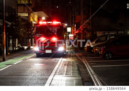 深夜のボヤ騒ぎで出動した消防車　夜間　誤報 138649564