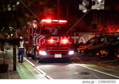 深夜のボヤ騒ぎで出動した消防車　夜間　誤報　トリミングアップ 138649565