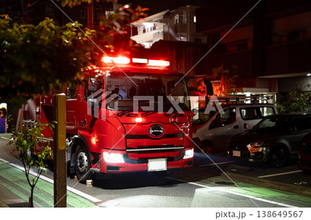 深夜のボヤ騒ぎで出動した消防車　夜間　誤報 138649567