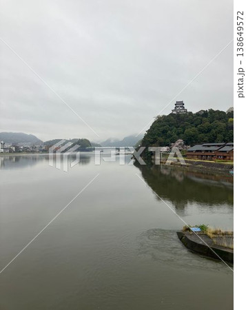 曇天の木曽川と国宝・犬山城の風景（愛知県犬山市） [縦構図] 138649572