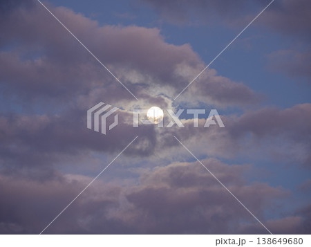 雲がかかる月 雲がかかる月 138649680