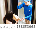 小さい荷物を届ける雲商業の男性 138653968