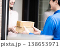 小さい荷物を届ける雲商業の男性 138653971