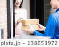 小さい荷物を届ける雲商業の男性 138653972