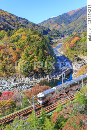 木曽路の名所・寝覚の床を背景に中央本線が走り抜ける 138654218