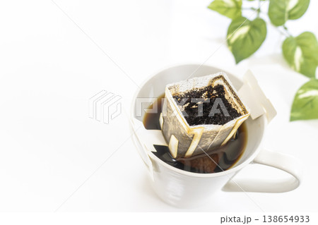 ドリップバッグをから抽出しているコーヒーカップ ドリップバッグをから抽出しているコーヒーカップ 138654933