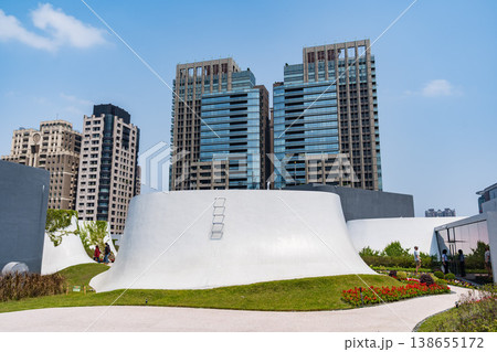台湾の台中の台中国家歌劇院(オペラハウス)の屋上庭園 台湾の台中の台中国家歌劇院(オペラハウス)の屋上庭園 138655172