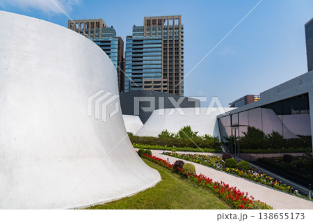 台湾の台中の台中国家歌劇院（オペラハウス）の屋上庭園 138655173