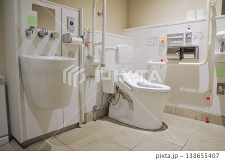 バリアフリー対応の多目的トイレ設備 138655407