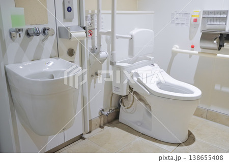 バリアフリー対応の多目的トイレ設備 バリアフリー対応の多目的トイレ設備 138655408