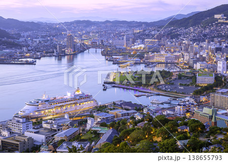 鍋冠山展望台から見る長崎の美しい夕景(長崎県長崎市・鍋冠山) 鍋冠山展望台から見る長崎の美しい夕景(長崎県長崎市・鍋冠山) 138655793