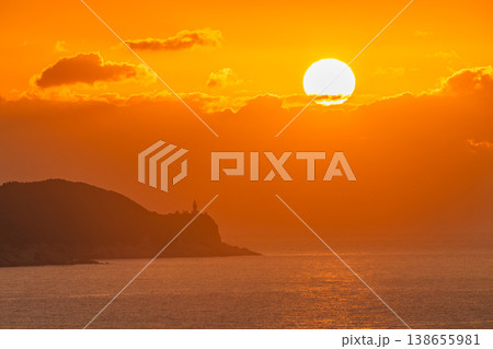 屋久島灯台と夕日　神が宿る屋久島(冬 138655981