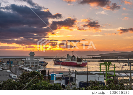 夜明けの宮之浦港 神が宿る屋久島(冬 夜明けの宮之浦港 神が宿る屋久島(冬 138656183
