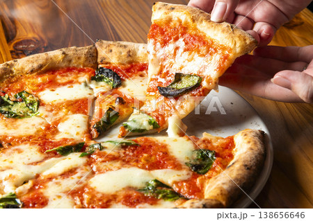 チーズとバジルのピザを持つ手 チーズとバジルのピザを持つ手 138656646