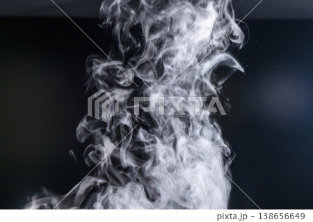 煙の流れる黒背景 138656649