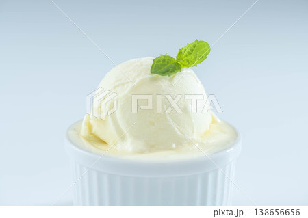 バニラアイスクリームのデザート 138656656