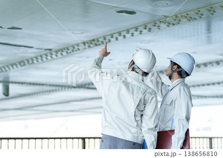 橋の点検をするエンジニア 橋の点検をするエンジニア 138656810