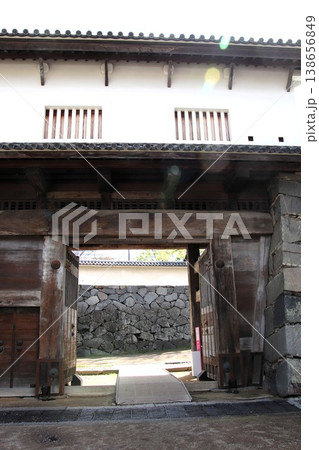 福岡市舞鶴公園の福岡城址下之橋御門 138656849
