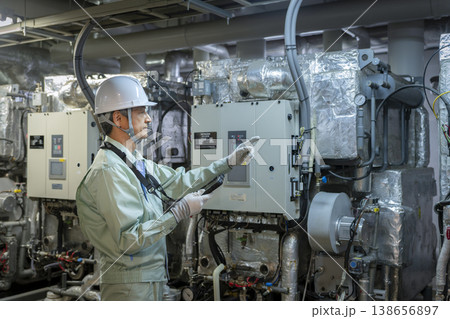 ビルの空調設備を点検をする作業員 ビルメンテナンススタッフ イメージ ビルの空調設備を点検をする作業員 ビルメンテナンススタッフ イメージ 138656897