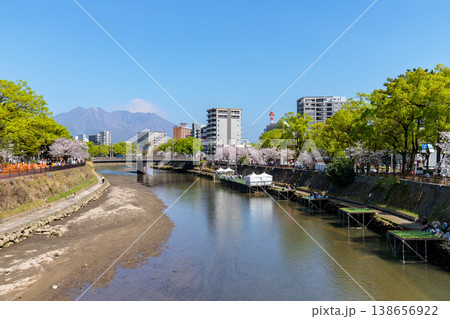 甲突川と桜島を望む春の風景(コピースペースあり) 甲突川と桜島を望む春の風景(コピースペースあり) 138656922