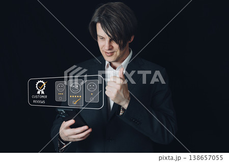 顧客レビューのホログラムを前にサムズアップで満足度を示すビジネスマン 顧客レビューのホログラムを前にサムズアップで満足度を示すビジネスマン 138657055