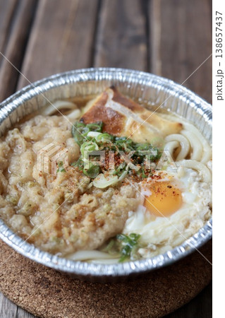 アルミ鍋に入っているレトルトの天ぷら鍋焼きうどん 138657437