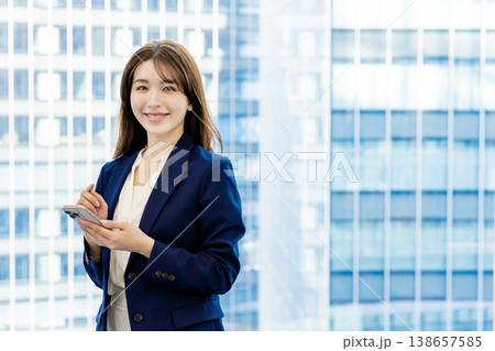 スマートフォンを使うハーフの女性 スマートフォンを使うハーフの女性 138657585