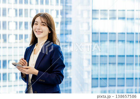 スマートフォンを使うハーフの女性 スマートフォンを使うハーフの女性 138657586