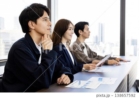 セミナーを受ける人々　 138657592