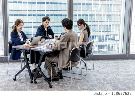 ビジネスシーン　ミーティング　男女 138657625