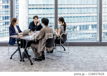 ビジネスシーン　ミーティング　男女 138657626
