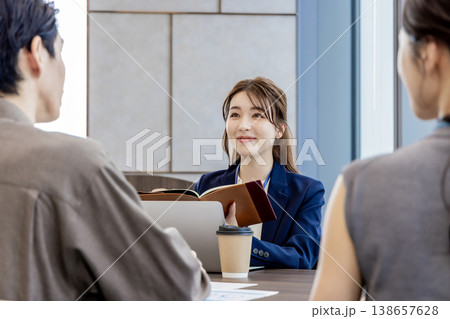 ビジネスシーン　ミーティング　男女 138657628