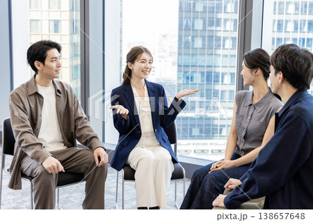 ビジネス　ディスカッション　円陣 138657648