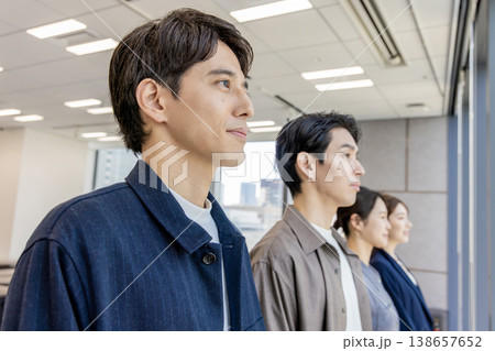 見上げるビジネスグループ 見上げるビジネスグループ 138657652