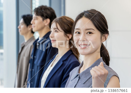横並びのビジネスグループ 横並びのビジネスグループ 138657661