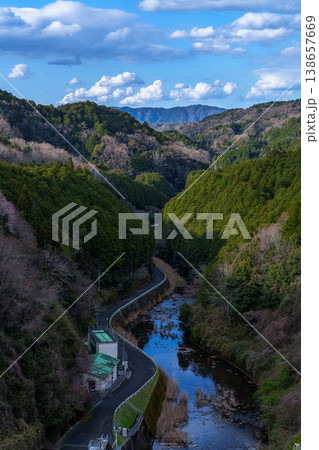 新緑の季節が待ち遠しい布目ダム北側笠置方向の風景 谷間を流れ下る布目川と青空に浮かぶ白い雲 新緑の季節が待ち遠しい布目ダム北側笠置方向の風景 谷間を流れ下る布目川と青空に浮かぶ白い雲 138657669