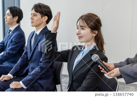 企業側に質問をするビジネスグループ　キャリア　中途採用 138657740